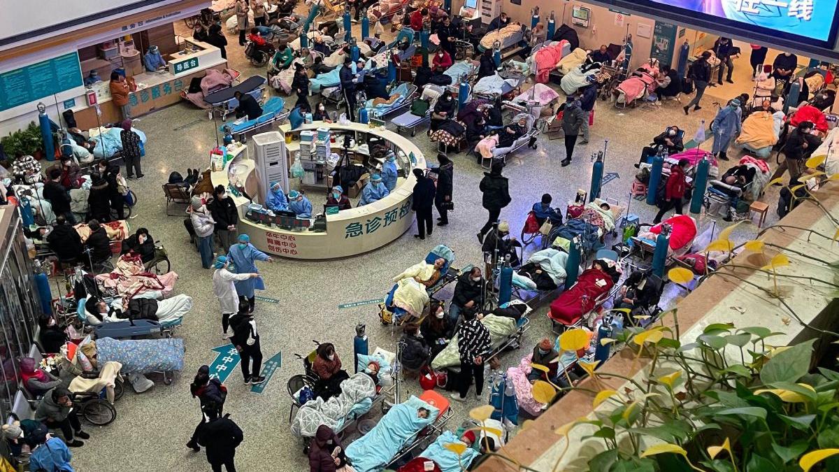 bolnavi de covid tratati pe paturi puse langa spital shanghai china