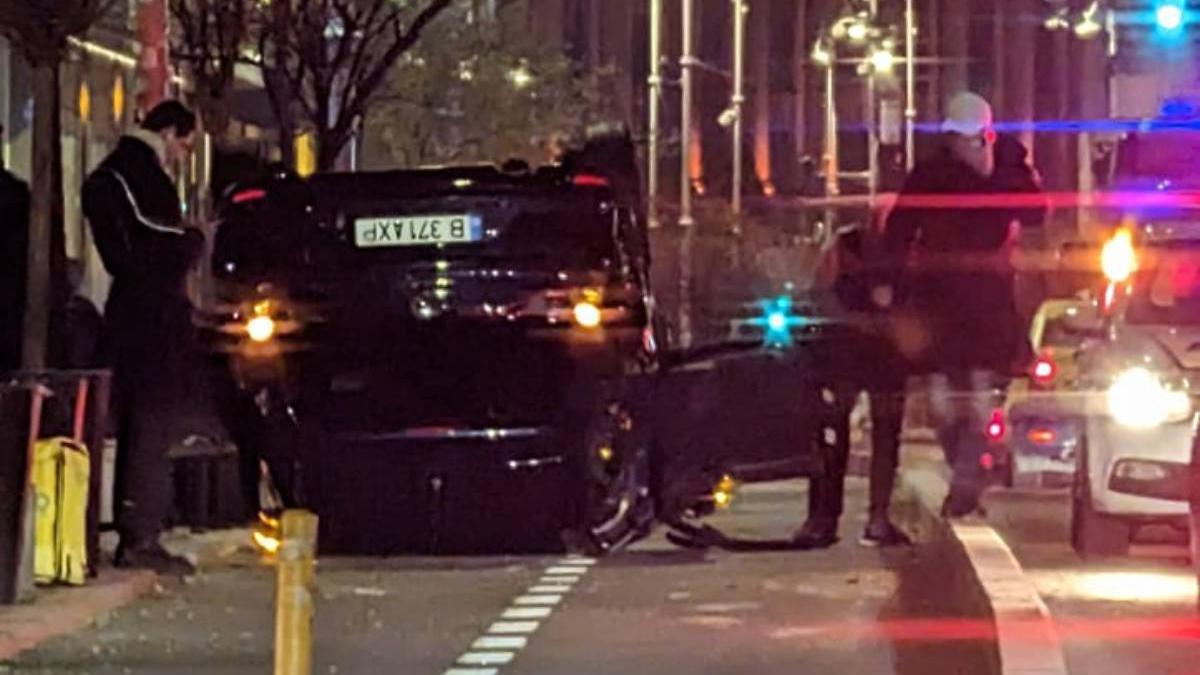 masina aterizat plafon calea victoriei accident spectaculos doua masini