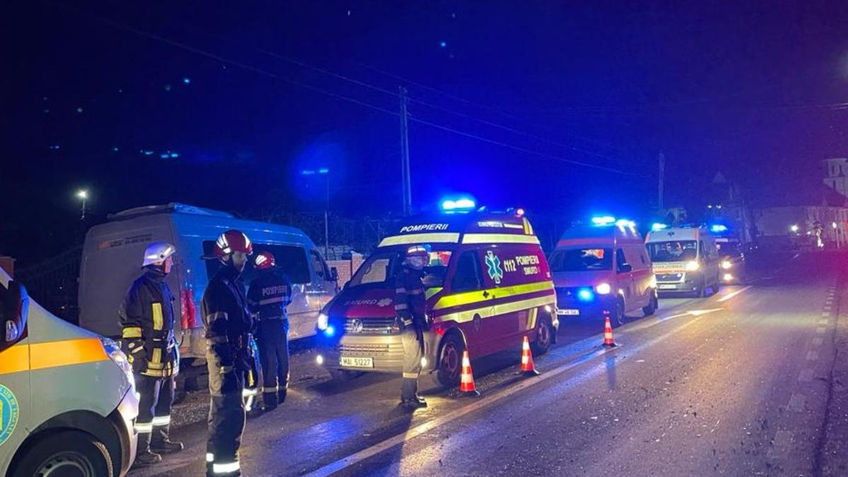 accident intre un microbuz si un autoturism in baia mare sapte persoane au ajuns la spital