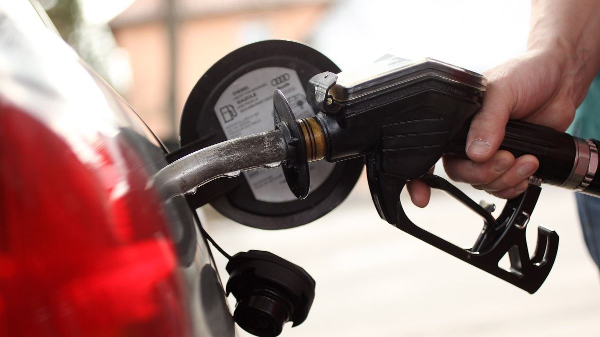 Prima ieftinire carburanţilor în 2023. Cât costă azi benzina şi motorina