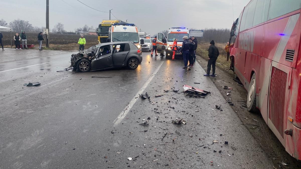 accident autocar masina dn 2 movilita 2 morti 3 raniti