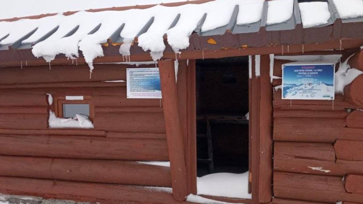 refugiul la carti muntii rodnei zapada