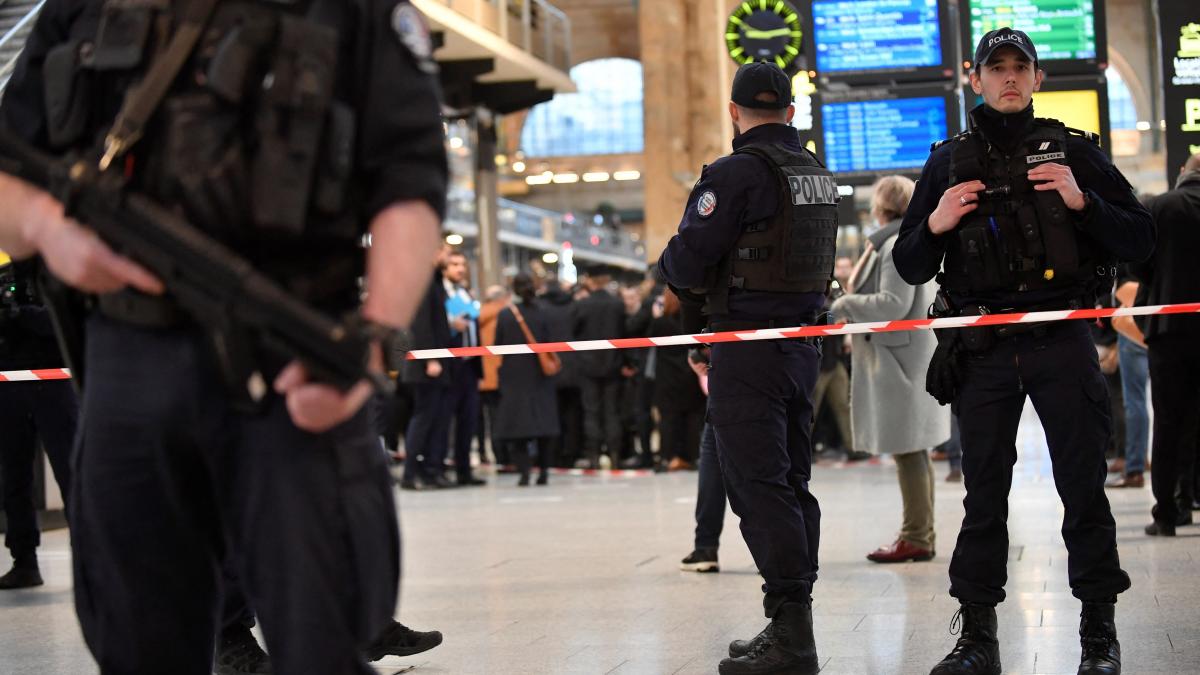 Atac cu cuțitul în gara centrală din Paris. Mai multe persoane au fost rănite