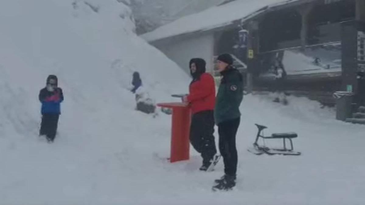 sfarsit vacanta iarna munte imagini zapada varful postavarul poiana brasov