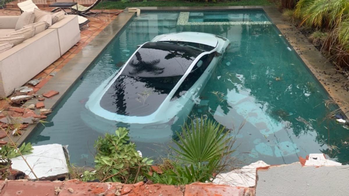 sofer plonjat tesla piscina incurcat frana acceleratie