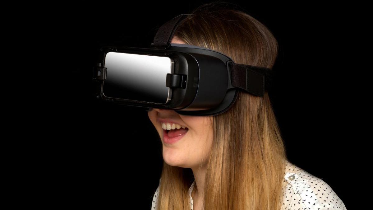 fetita bucuresti abuzata ochelari realitate virtuala paznic sala jocuri