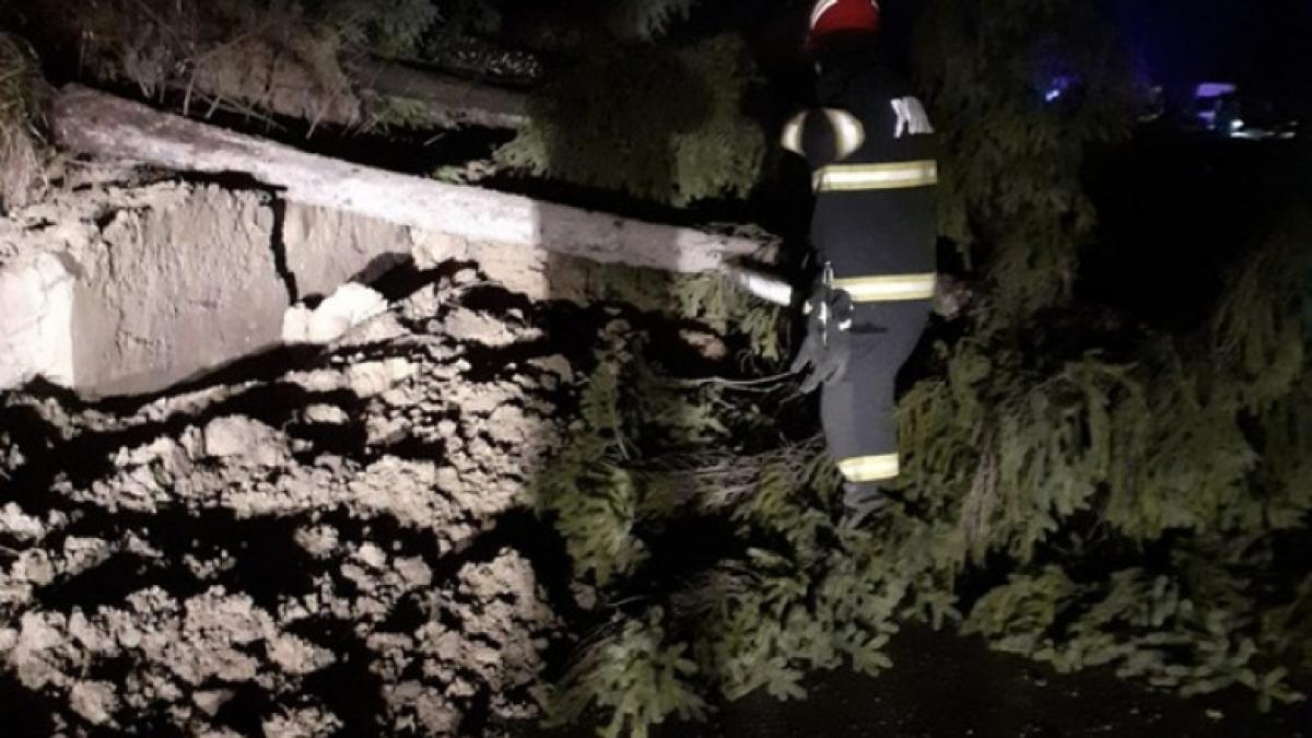 Alunecare de teren în Horezu, județul Vâlcea. Drumul spre Târgu Jiu este închis