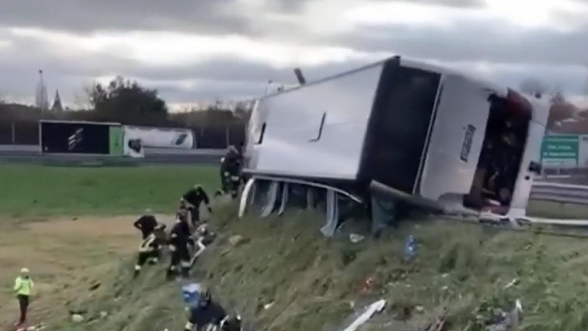 autocar plin romani rasturnat autostrada italia raniti spital elicopter