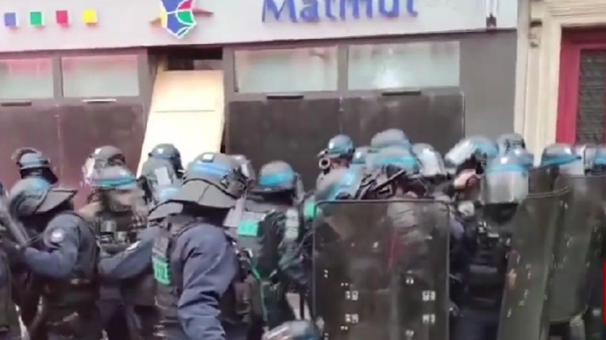 zeci persoane arestate franta joia neagra un milion oameni in strada