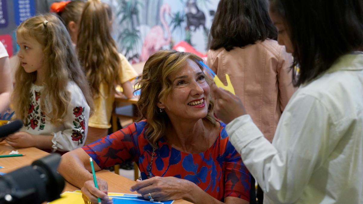 salariu carmen iohannis profesoara sotia presedintelui