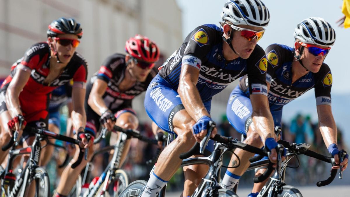 un grup de tineri biciclisti a fost spulberat de o masina in franta opt persoane au fost ranite