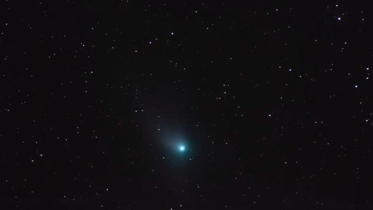 cometa verde surprinsa fotograf roman traiectorie pamant alba