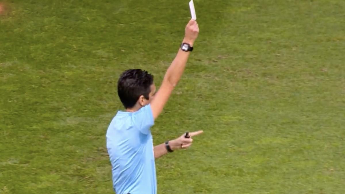 primul cartonas alb meci oficial fotbal reactie suporteri