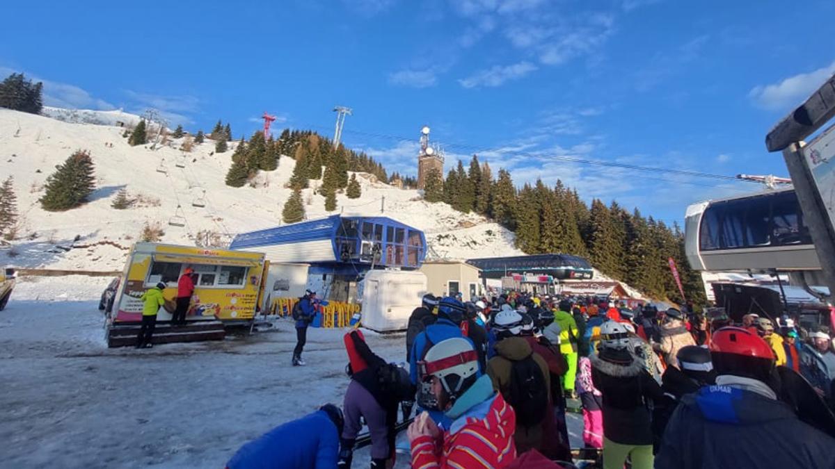 scandal sute oameni telegondola sinaia turisti striga hotii