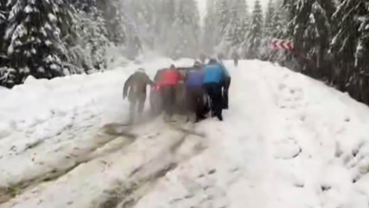 turisti blocati cu masinile in muntii bucegi jandarmi montani dambovita