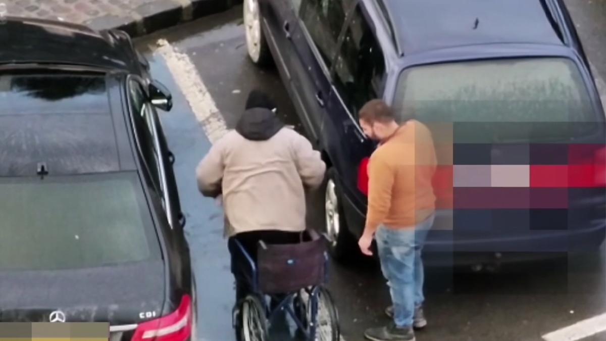 cersetor scaun rulant se ridica urca masina brasov imagini politist