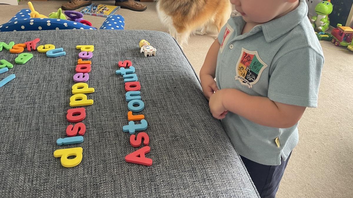 copilul care la 3 ani a invatat singuri sapte limbi straine