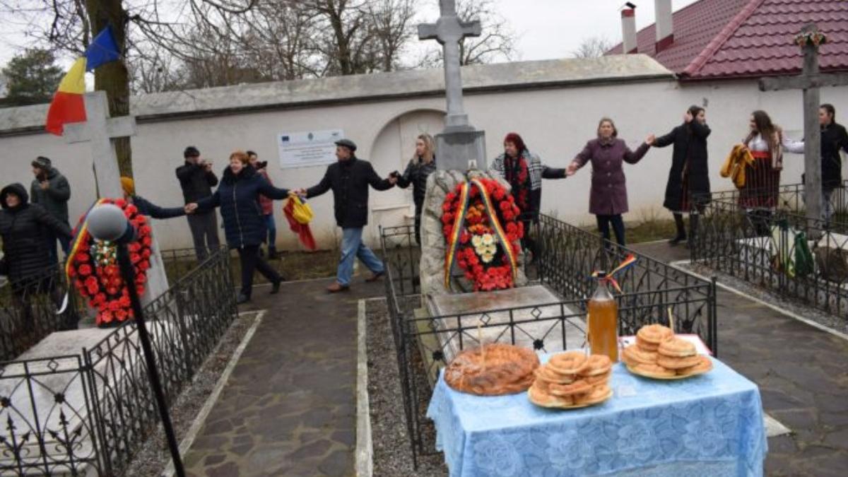 unirea principatelor romane sarbatorita cu o hora in cimitir la vaslui