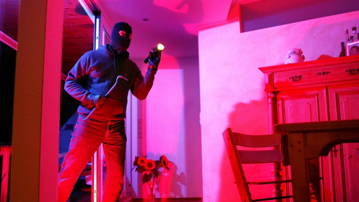 barbat italian apel 112 hoti cacula locuinta droguri halucinatii politie surpriza