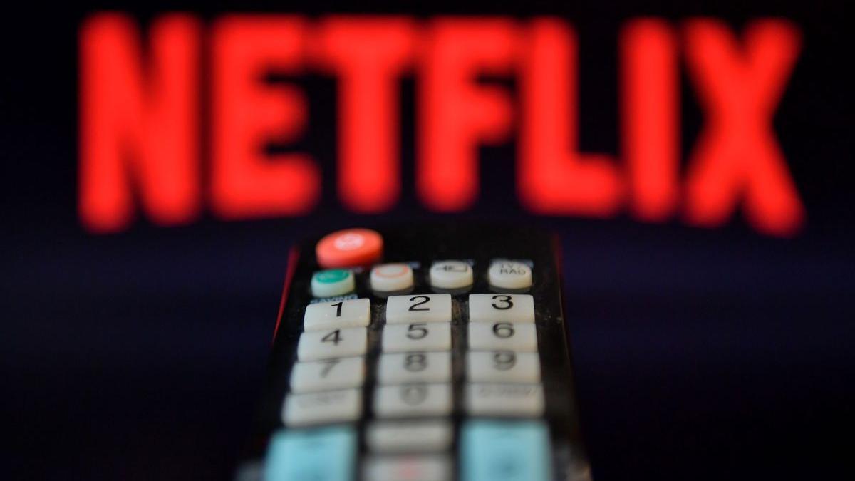 utilizatori netflix impart cont alte persoane taxati suplimentar