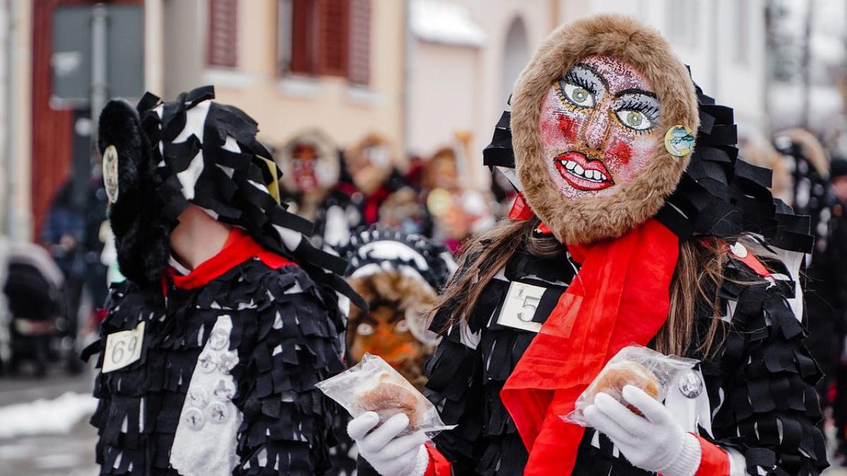 fuga lolelor agnita sibiu 300 oameni costume alungat spirite