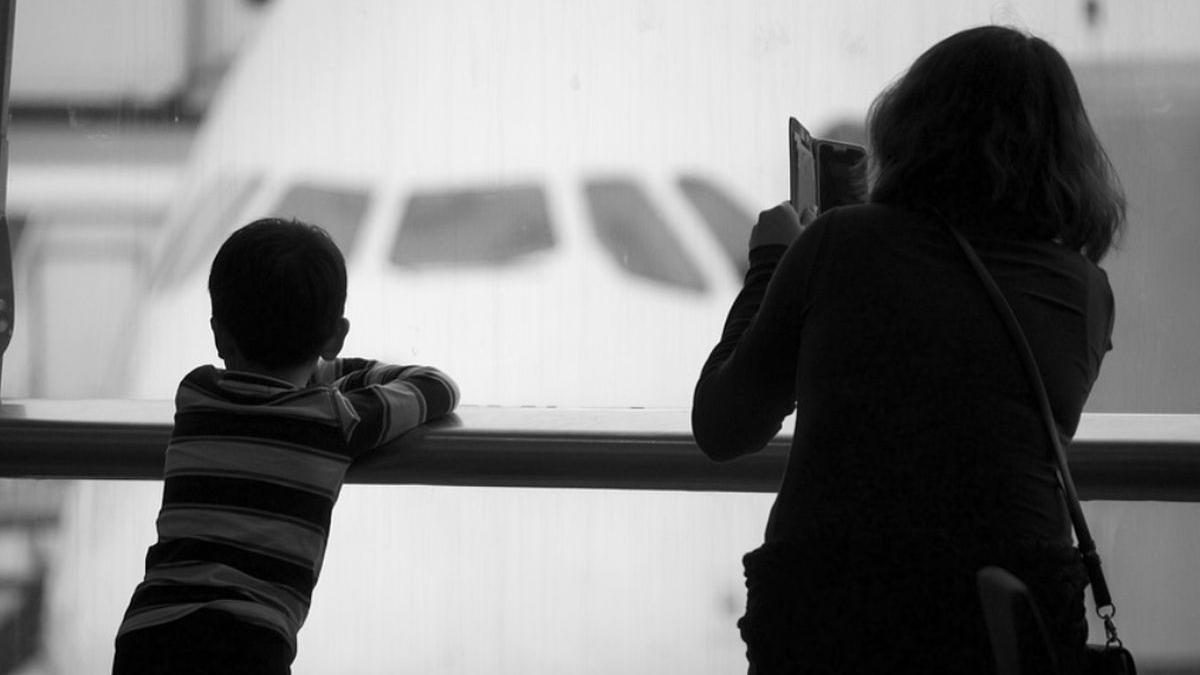 Doi părinţi și-au abandonat copilul la check-in într-un aeroport, după ce au refuzat să cumpere bilet pentru el