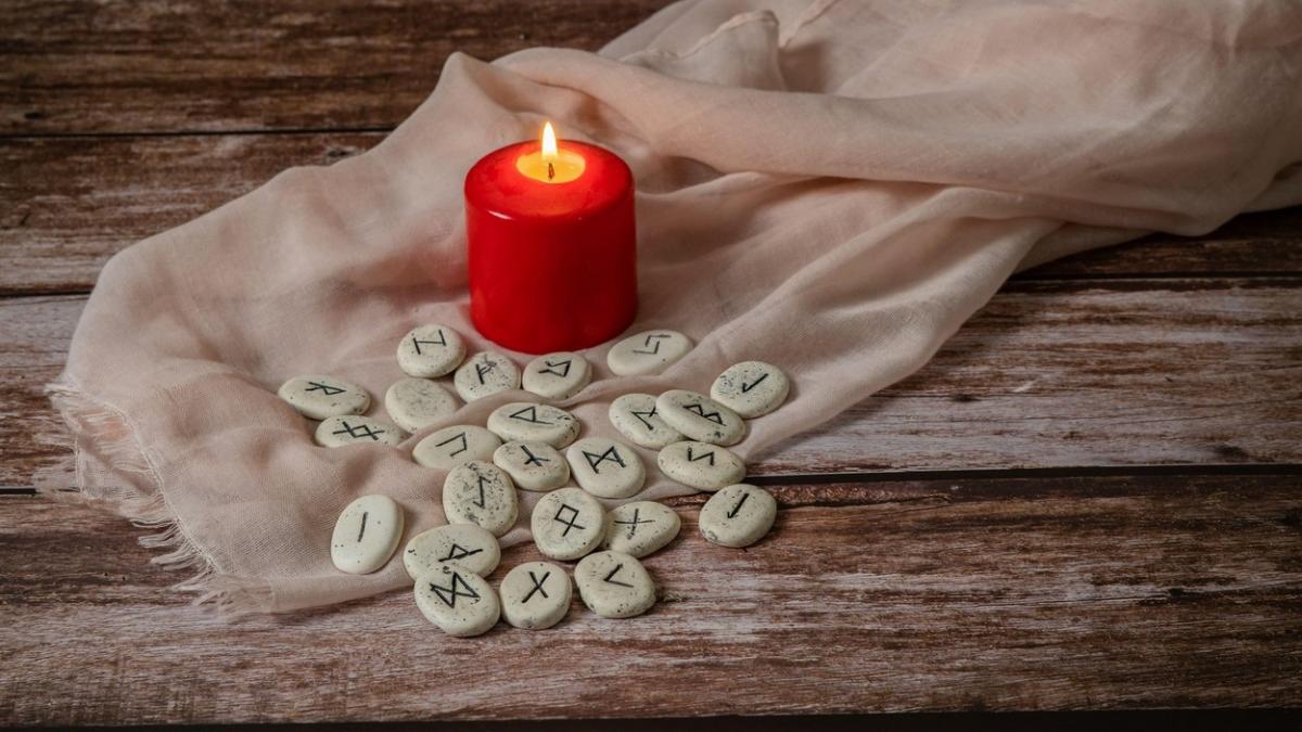 Horoscopul runelor pentru luna februarie 2023, cu Mihai Voropchievici: Noi şanse pentru Gemeni, avânt pentru Săgetători