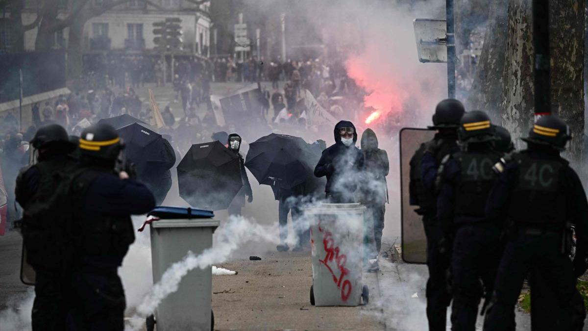 incidente violente paris proteste masive sindicate pensii