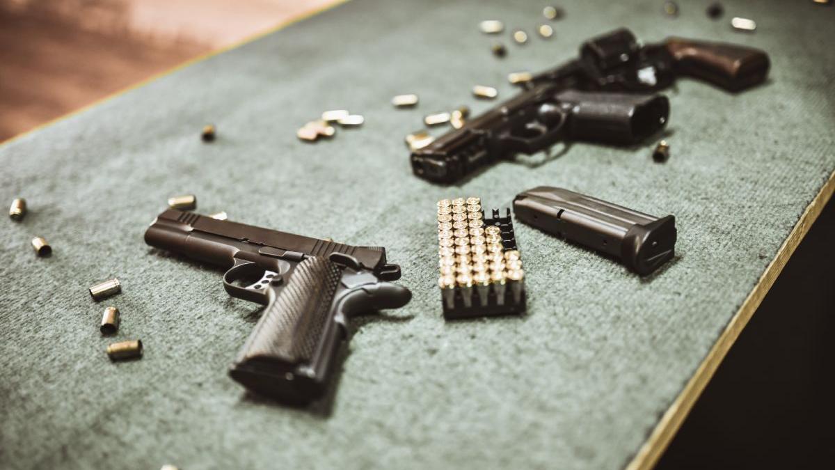 barbat prins flagrant vanzare arme letale ilegal