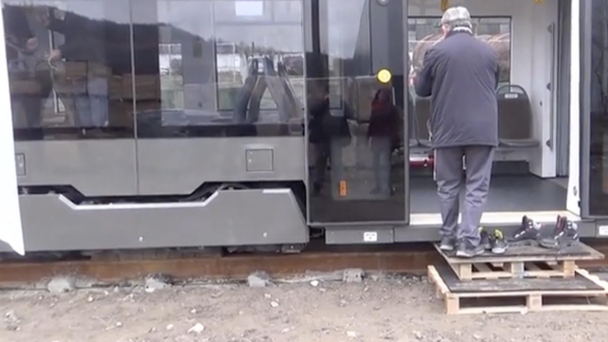 locuitori resita descaltat inainte urca tramvai nou sa nu murdareasca linoleum