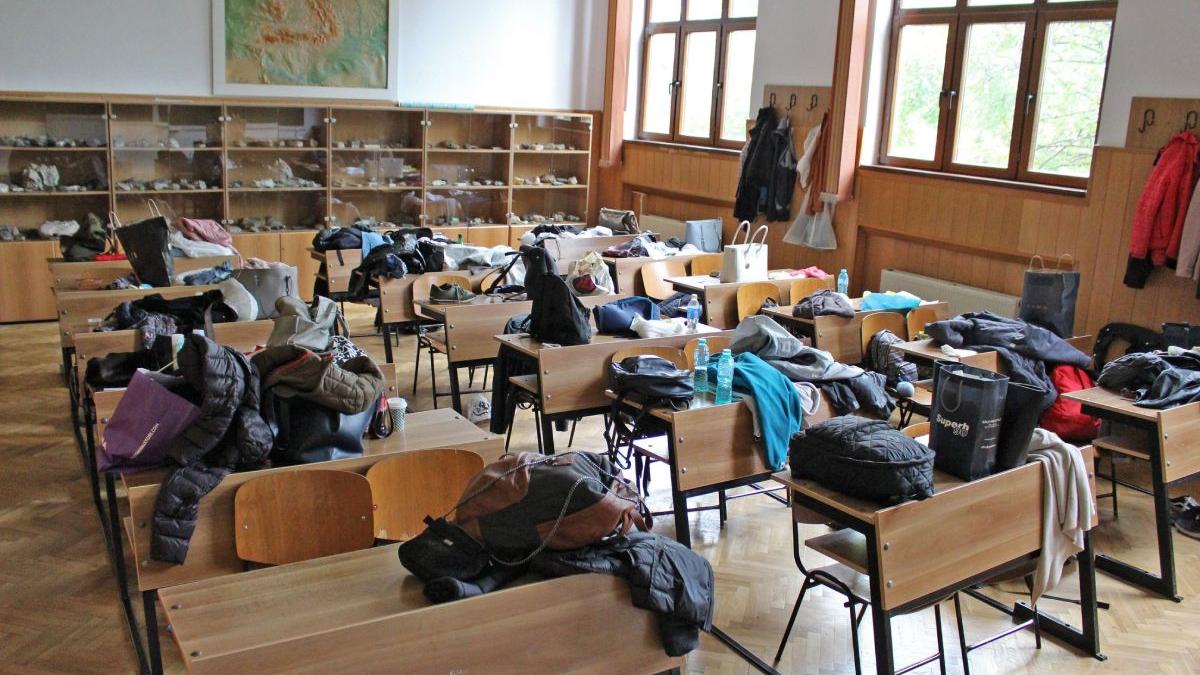 Un elev de 16 ani din Botoşani a fost arestat pentru că îşi agresa, şantaja şi hărţuia colegii de liceu