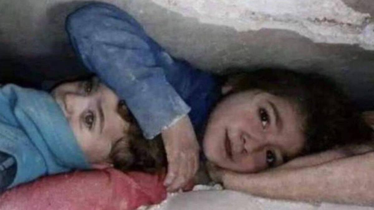 fetita protejat frate cladire prabusita cutremur siria