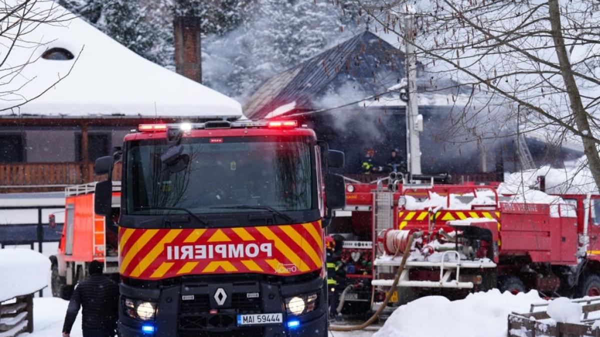 incendiu la manastirea sihastria putnei din suceava pompierii intervin chiar acum