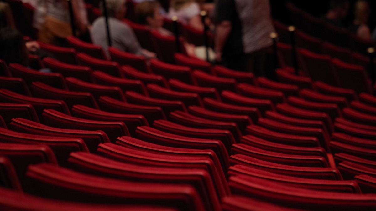 piesa teatru jucata bezna timisoara gest emotionalt oameni sala