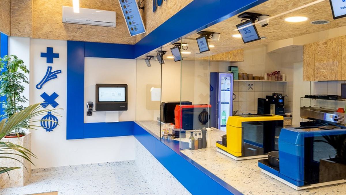 primul restaurant lume bucatar robot gateste toata mancarea