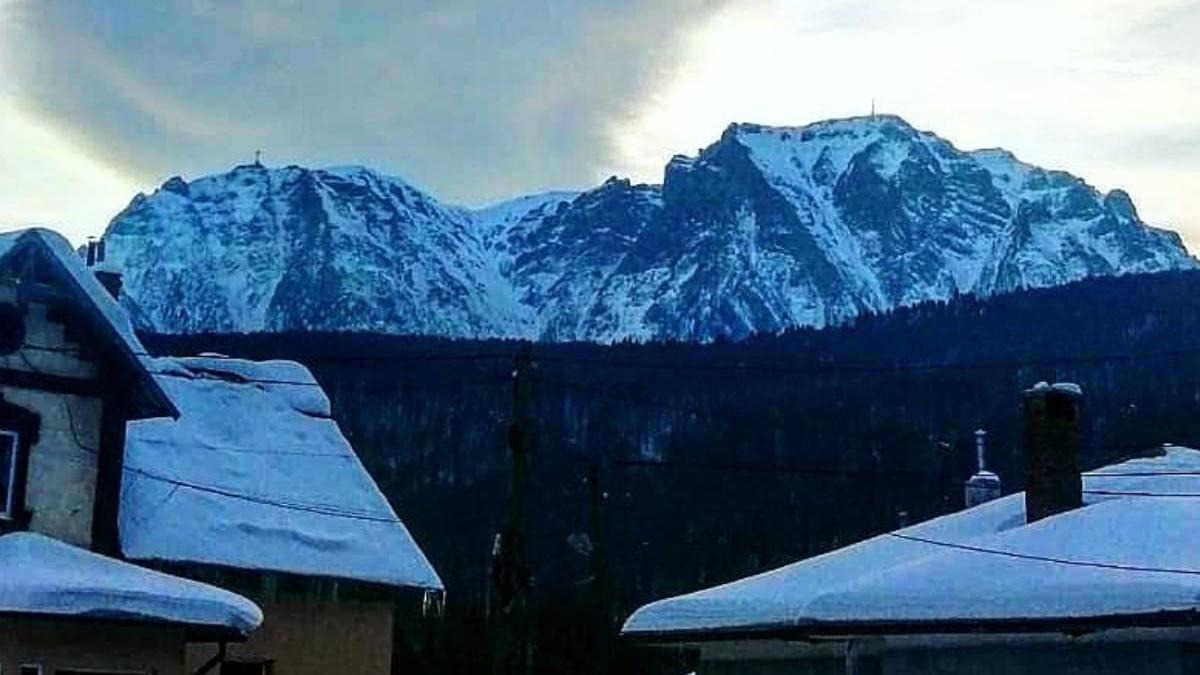 detaliu cer romania cutremur muntii bucegi nori