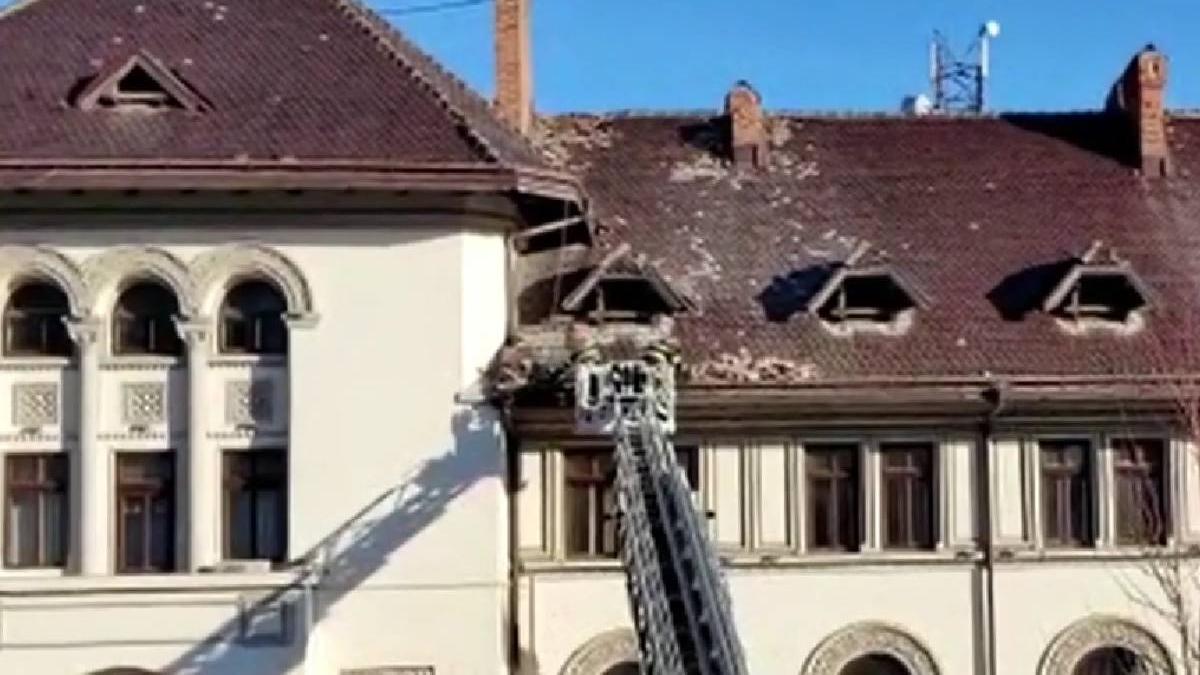 imagini primaria targu jiu bucati cladire cazute cutremur