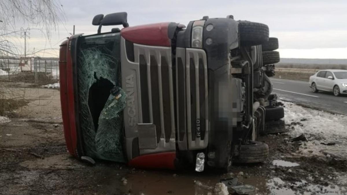 un tir incarcat cu acid clorhidric s a rasturnat in judetul vrancea sofer spital