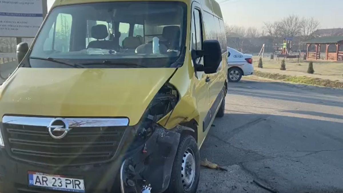 accident microbuz scolar iratosu arad 3 copii spital