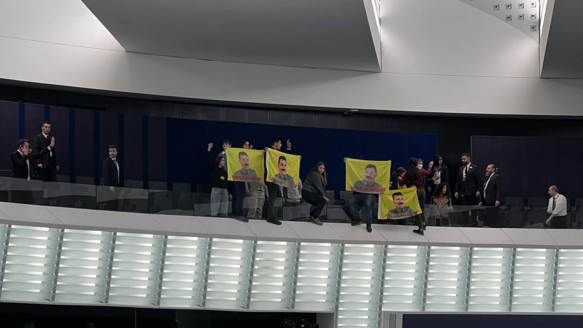 protestatari kurzi ameninta sa se arunce balcon parlament european