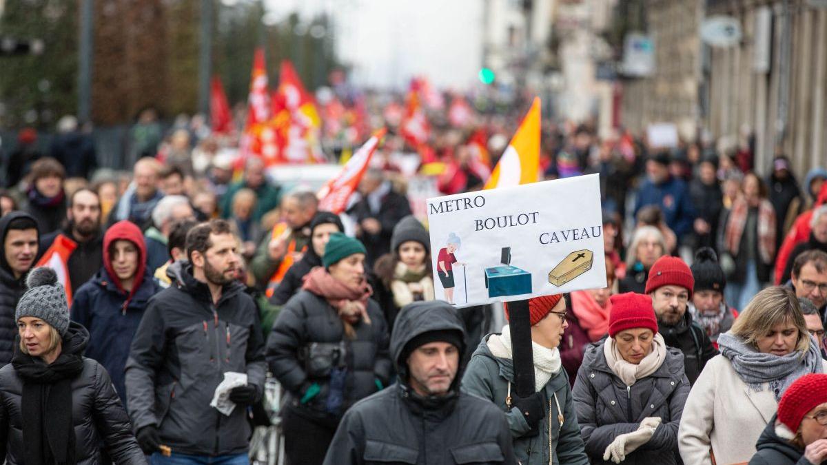 proteste masive franta pensii greva generala