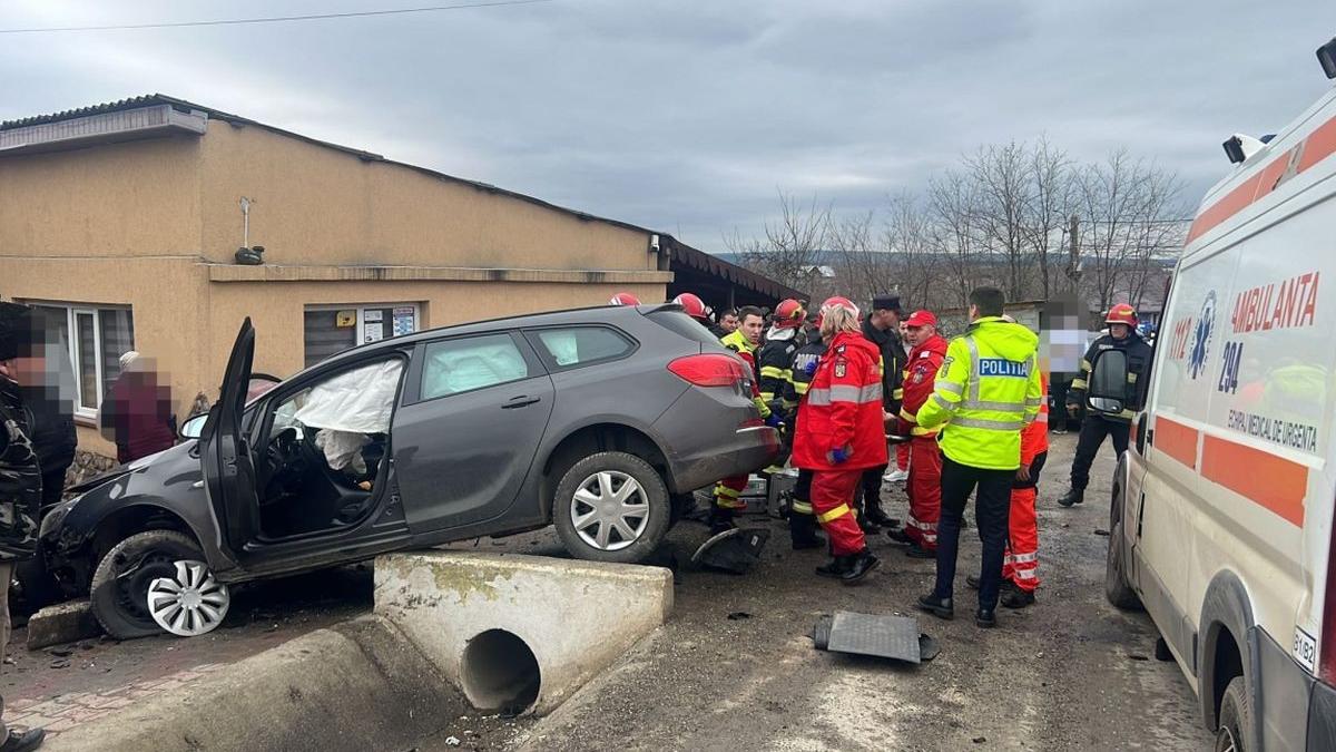 ambulanta implicata accident iasi cinci raniti