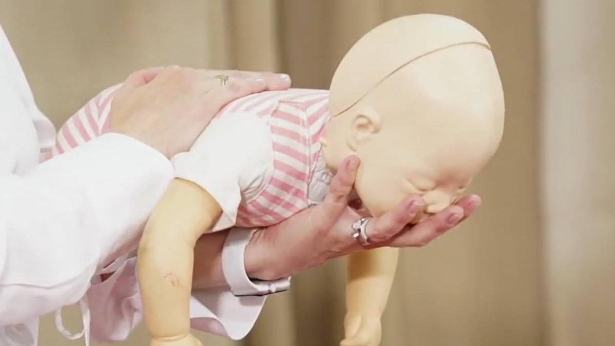 primul ajutor in caz de inec cu mancare la copii manevra care salveaza vieti