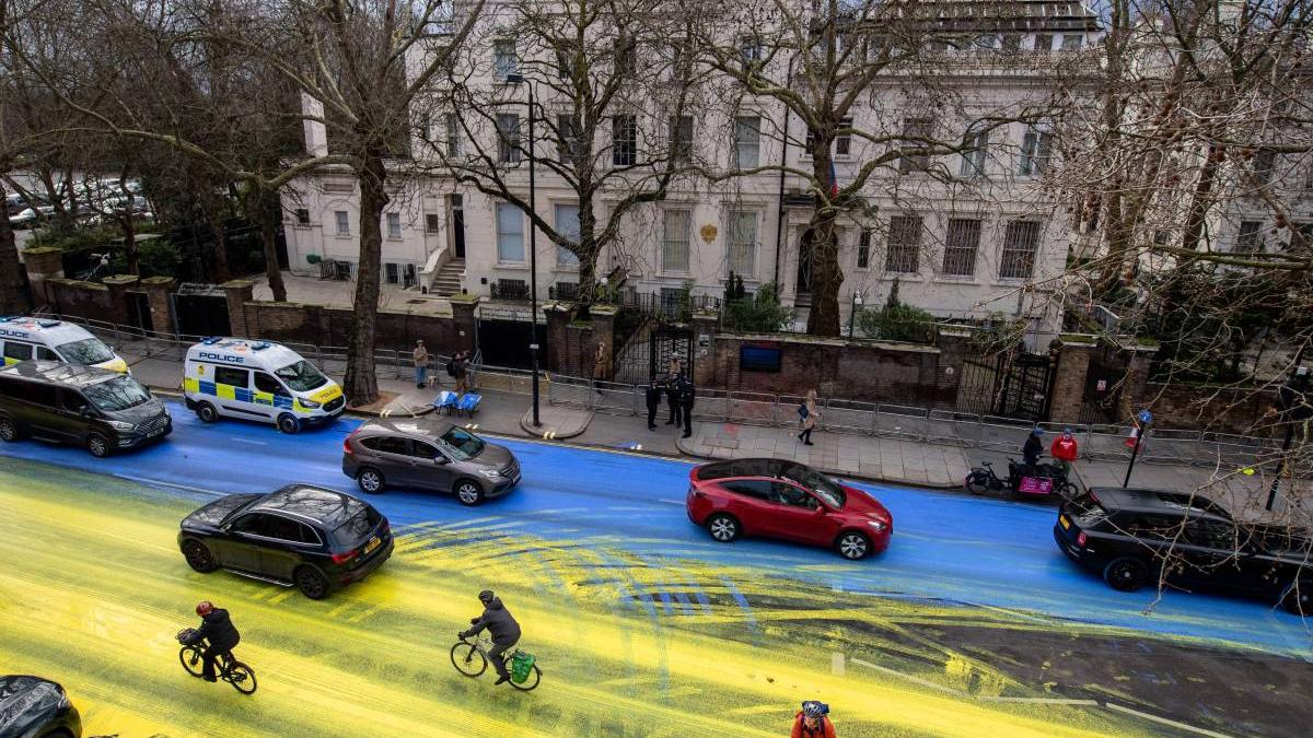 steag ucraina pictat strada ambasada rusiei londra
