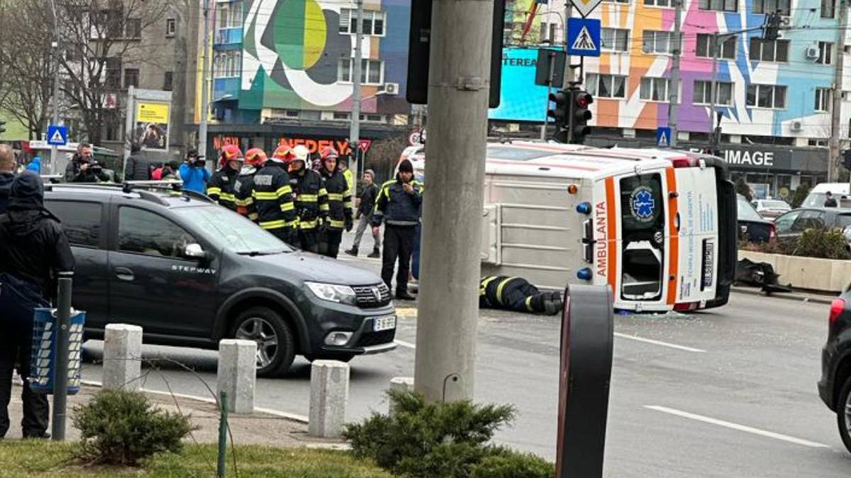 accident ambulanta rasturnata pasajul unirii bucuresti