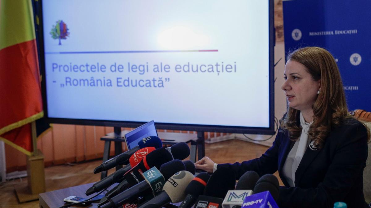 ministrul educatiei ligia deca burse elevi
