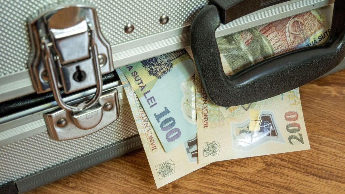 barbat satu mare batut iubita dat foc valiza suma uriasa de bani