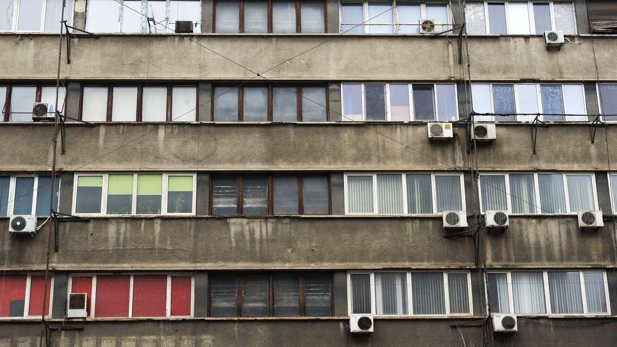 locatari bloc oradea terorizati alarma activata vant