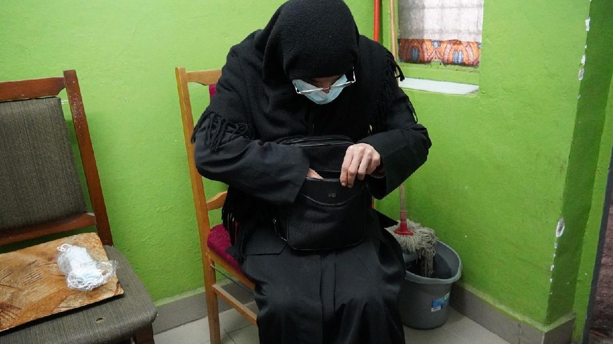 barbat deghizat maicuta prins bani trecatori