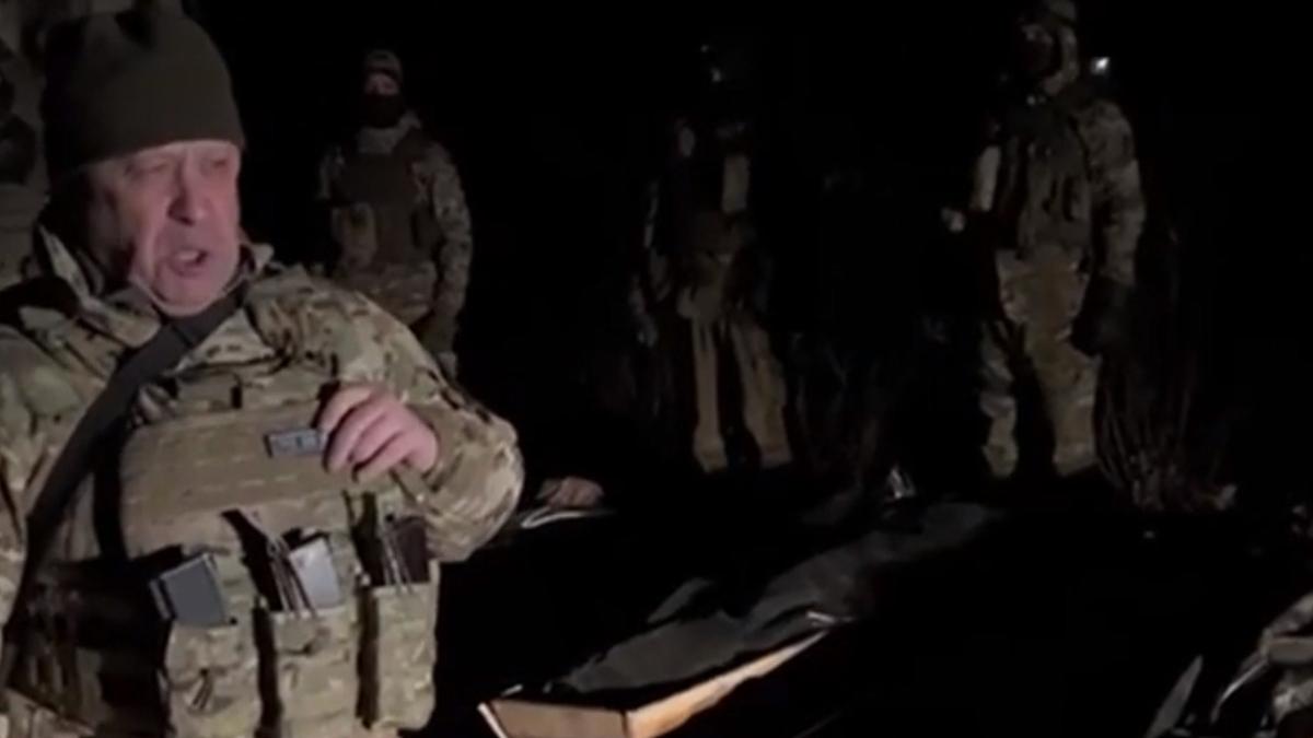 imagini cutremuratoare oamenii lui putin in campanie de imagine duc sicriile cu luptatori ucisi in